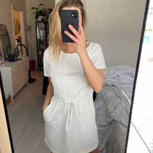 IVYREVEL klänning NY - Helt oanvänd vit klänning från IVYREVEL. Storlek S, är inte genomskinlig!! Jättefin med lappen kvar. Lite öppen rygg 