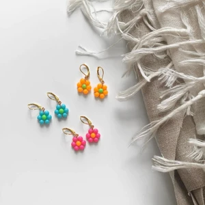 Flower hoops - 🌸Flower hoops🌸 Läckra, prisvärda (!) blommor i starka färger😋 Gör smycken för skoj skull och ser ingen mening med att göra priset högt😉💕 Blommorna är ca 1,5 cm stora🌼