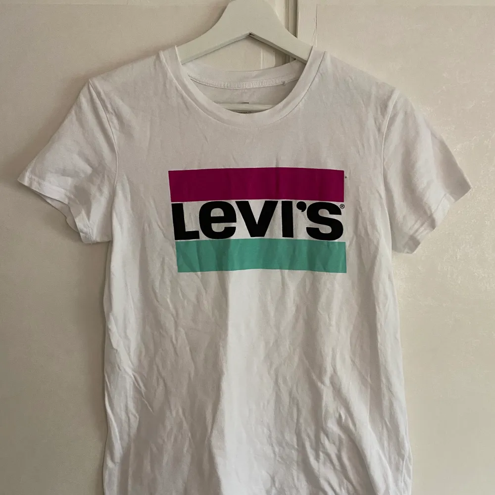 En levi’s t-shirt med lila och turkost tryck!. T-shirts.