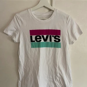 Levi’s t-shirt  - En levi’s t-shirt med lila och turkost tryck!