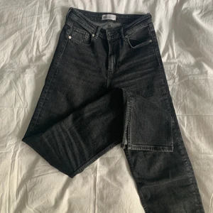 Zara jeans - Finaste jeansen med slit💗 Säljer då de ej kommit till använding, nästan helt oanvända.