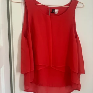 Röd blus - Köpt på hm för 150kr kanske, som nyskick å använd 1-3 gånger