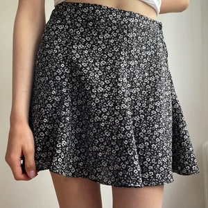 Blommig kjol  - Blommig och söt minikjol 💘 Möts upp i Växjö ev Göteborg eller postar 💫