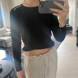 Finstickad tröja - Säljer denna jätte fina svarta tröja med detaljer på axlarna