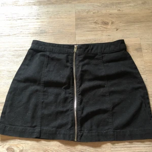 Jätte fin kjol  - Säljer min jätte fina kjol med dragkedja där fram som är en jätte fin detalj! Perfekt till sommaren!❤️