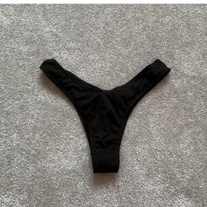 Svart bikini underdel - Köpte denna bikini underdel på Plick, men säljer vidare då den tyvärr ej passade.( lånade bilde från förra ägaren)