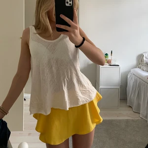 Gul minikjol Zara - Superhärlig gul minikjol från Zara. Underbar färg, som ny! Strl XS. 100kr 💛