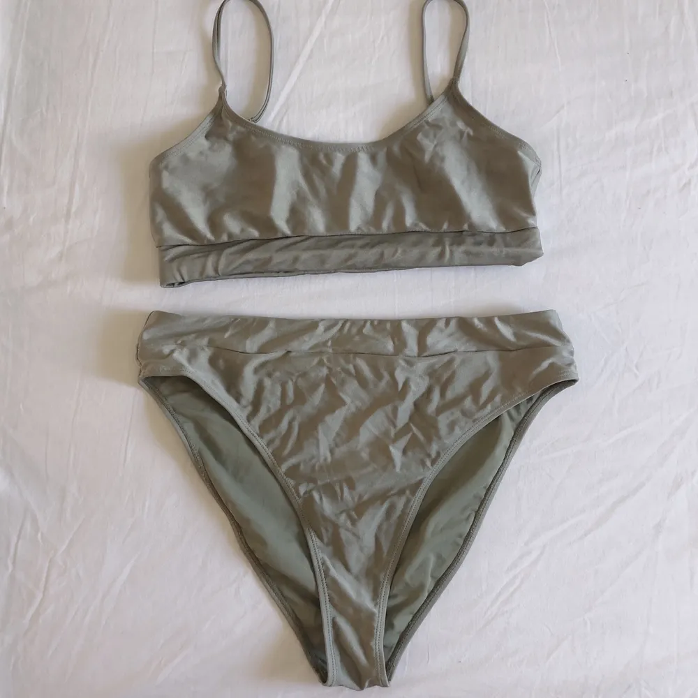 Bikini från Nakd i fin grön färg. Trosor stl XL topp stl L. Högmidjade trosor. Använda ett fåtal gånger. 💕 köpare står för frakt. Övrigt.