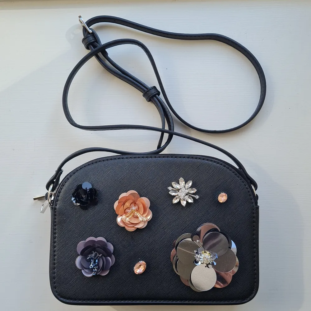 Never used bag with flower application. Perfect condition. Dimensions 20x15x6.5 cm.. Väskor.