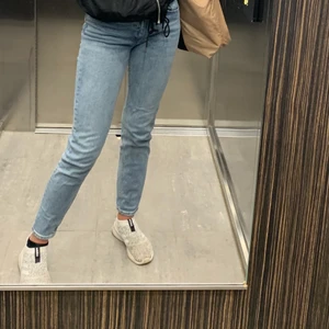 Ljusblåa jeans HM - Mom jeans som är lagom tighta. Är i bra skick och bara använda några gånger men ca 1 är gamla.