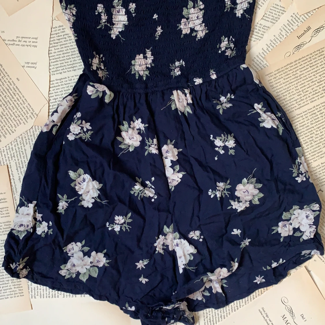 Blommig onepiece från hollister  - 90