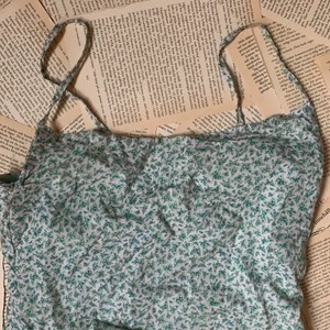 Somrig klänning som jag sytt själv:) - Är inte genomskinlig då den har en insydd slipdress:)