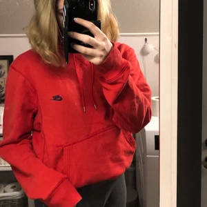Röd Nike Hoodie - Säljer min älskade Nike hoodie! Köpte den ett år sedan och bara använt fåtal gånger, helt felfri! Den är supermysig och sitter snyggt oversized på mig som vanligtvis har S, men den skulle passa alla storlekar. Säljer så jag har för många röda tröjor och denna kommer tyvärr inte till användning. Skriv privat för frågor/mer bilder ❤️ Köpte står för frakt, betalning sker via Swish.