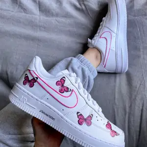 LAGERRENSNING PGA FLYTT! nu kan ni hugga dessa feta sneakers med 10% rabatt! 4 rosa fjärilar på ena sidan av båda skorna, outlined swoosh på varje sida av båda skorna. endast storlek 38 kvar, ni kan såklart fortfarande gå in på @thekidwithfries på instagram för att lägga ny beställning på dessa men dessa ska bort på rabbat pga flytt ✨