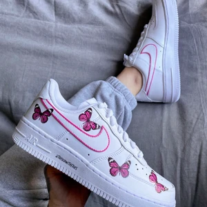 pink butterlies nike air force 1s  - LAGERRENSNING PGA FLYTT! nu kan ni hugga dessa feta sneakers med 10% rabatt! 4 rosa fjärilar på ena sidan av båda skorna, outlined swoosh på varje sida av båda skorna. endast storlek 38 kvar, ni kan såklart fortfarande gå in på @thekidwithfries på instagram för att lägga ny beställning på dessa men dessa ska bort på rabbat pga flytt ✨