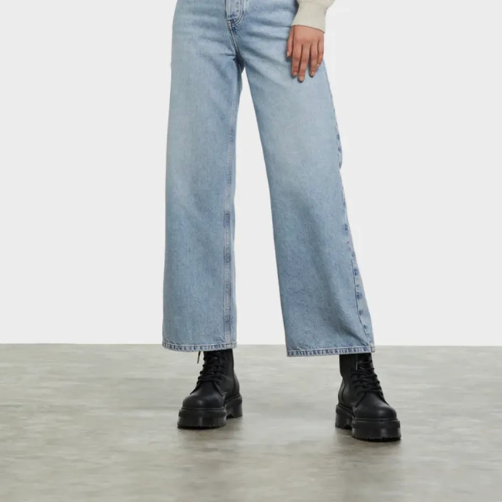Säljer mina super fina jeans från bik bok,jag är 1,60 så på mig är dom lite långa och däför lite slitna i slutet. Jeans & Byxor.