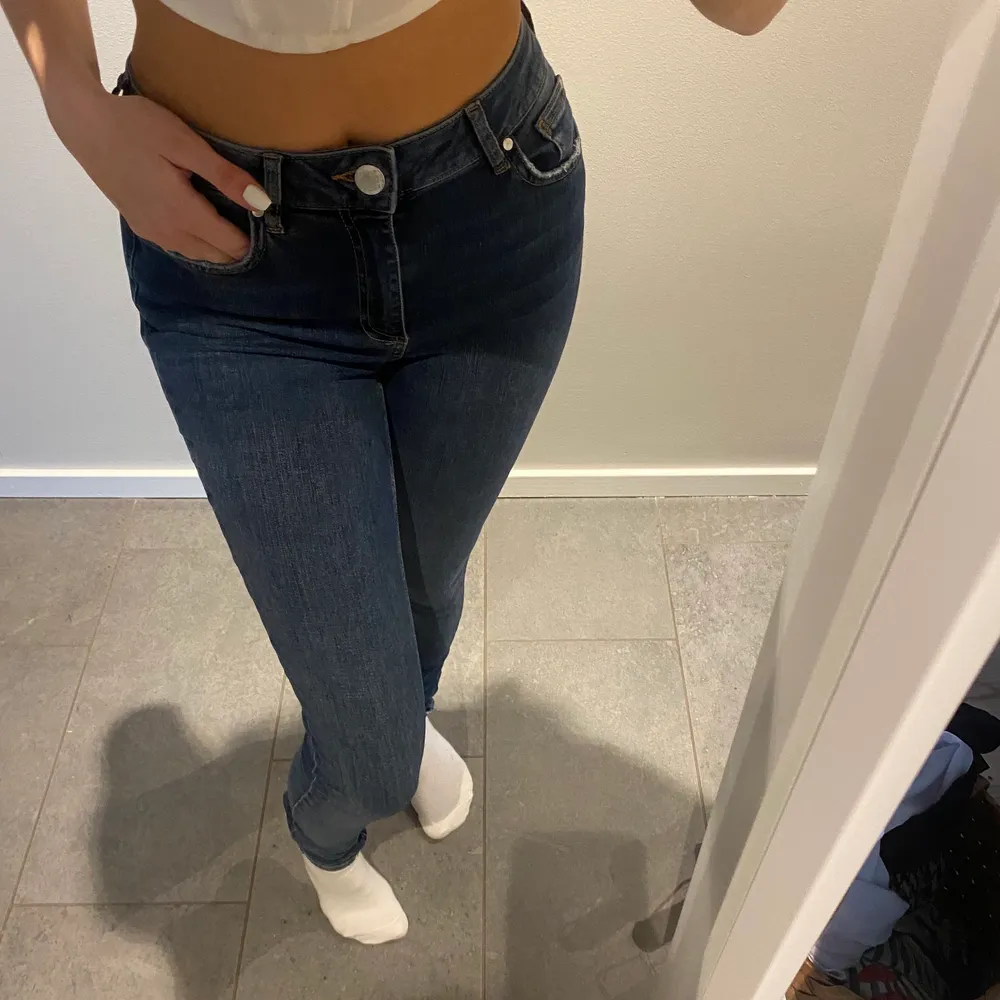 Snygga formgivande jeans ifrån Cubus i modellen High waits hannah storlek 27. Jag är 167 cm och har storlek S/XS. Säljer de eftersom de inte kommer till användning. Säljs för 100kr exklusive frakt för de knappt är använda, annars möts jag i stockholm💙💙. Jeans & Byxor.