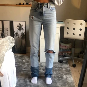 Zara jeans - Säljer fina zara jeans i storlek 34, jag är 174 men man kan klippa av där nere, buda från 175 kr