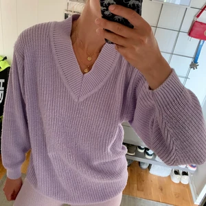 Pastellila stickad tröja - V-ringad stickad tröja i en pastellig lila färg! Superfin men har inte använts på länge.