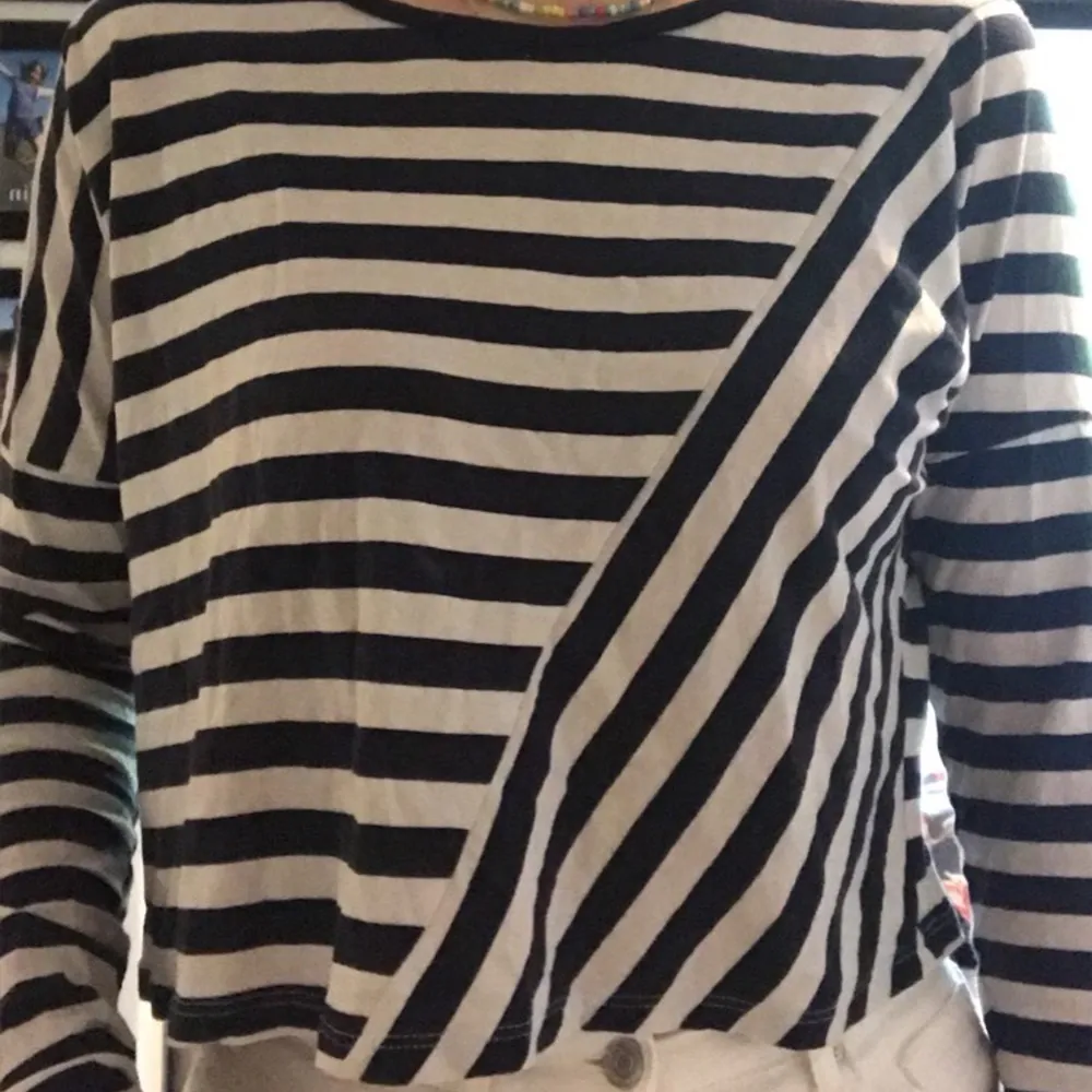 En jättefin tröja med olika sorters vita och marinblå ränder. Säljer då den knappt kommer till användning. Skriv gärna för fler bilder eller frågor. Kan mötas upp i eller nära Göteborg, annars frakt 66kr❤️. Toppar.