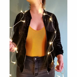 Bomberjacka i sammet Strl 40 - ✨💡🌟⚡🕯️🌠🌻⭐🌝                                      Tunn sommarjacka eller tröja. 