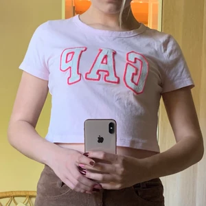 Gap t shirt - Gap baby tee som aldrig har använts, bokstäverna har lite glitter💕