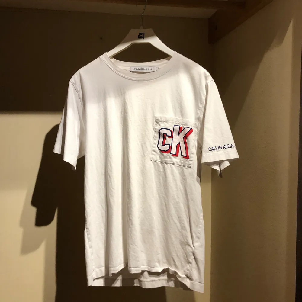 Calvin Klein t-shirt som knappt är använd | Hör av er om ni har frågor eller vill ha mer bilder!. T-shirts.