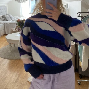 Stickad tröja & other stories - Storlek S, knappt använd. Alla pärlor kvar