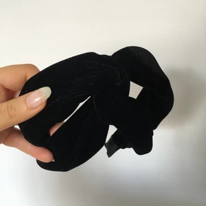 Hårdiadem - Jättefint svart hårdiadem i plysch med knut i mitten. I bra skick, helt oanvänd. 💓💓