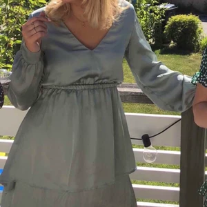 Sidenklänning - Ljusgrön sidenklänning från NA-KD, storlek 34. Köparen betalar frakten. 