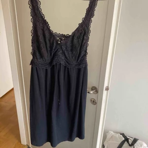  - Jätteskönt o fint nattlinne men man kan vika in den typ så den blir som en topp! Passar absolut större än xs 