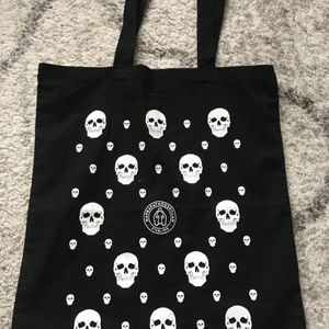Svart tygpåse  - Säljer min svarta Tygpåse jag köpt så en second hand för ett litet tag sedan. Har inte använd någongång och därför säljer jag den. Svart med skelett på!