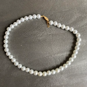 Trendigt pärlhalsband  - Säljer detta pärlhalsband, min mamma köpte det när hon va yngre dessvärre vet inte vart den är köpt osv. Vill du ha mer information om pärlhalsbandet kom gärna privat🤍🤍🤍 Är du intresserad lägg bud eller köp direkt för 200kr💙