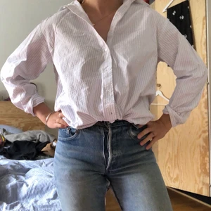 Vit skjorta med tunna svarta ränder weekday xs - Vit skjorta i krispig bomull med tunna svarta ränder från weekday. Storlek xs. Fint skick.