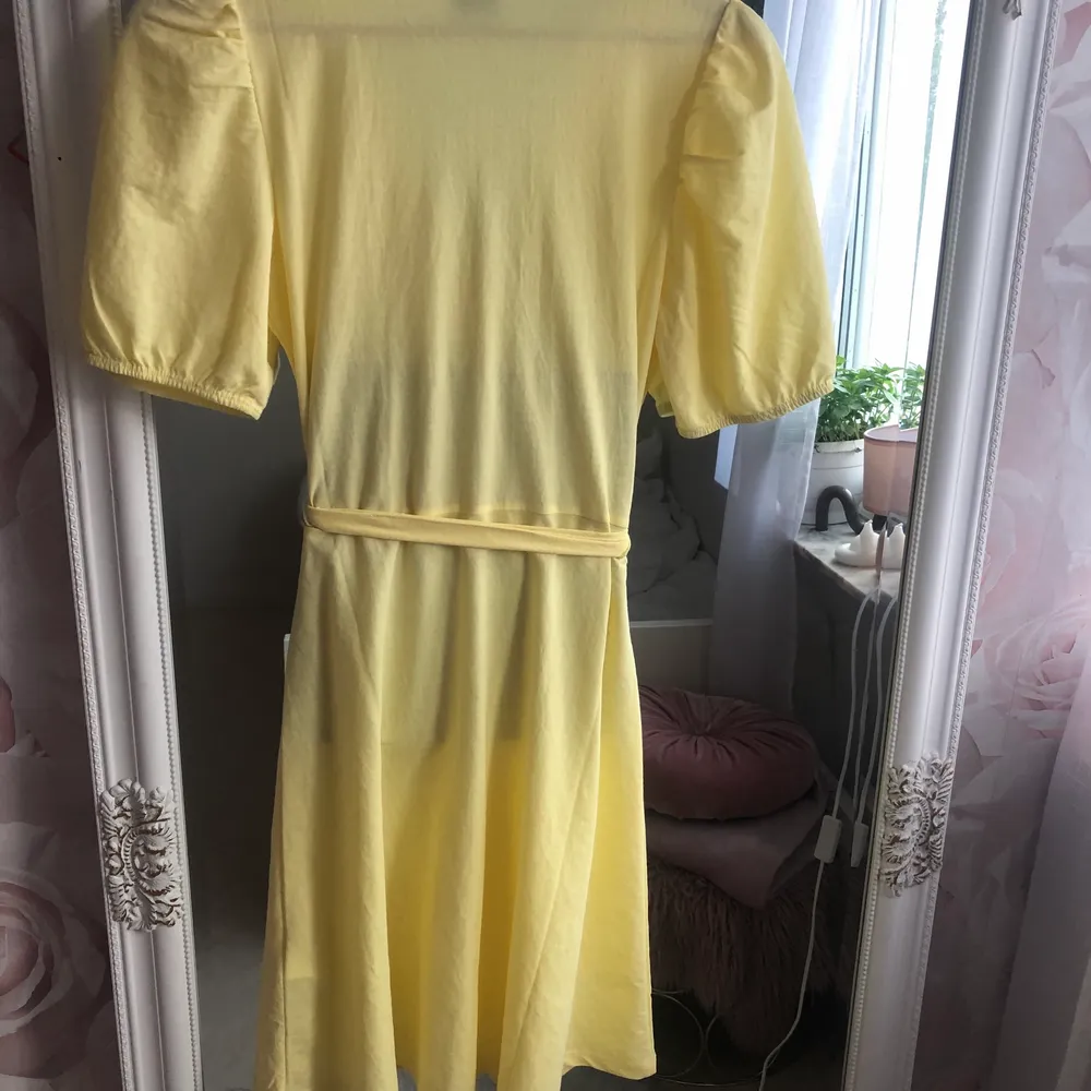 Jättesöt gul klänning, bara använd en gång på skolavslutningen förra året😝 Har ett ”skärp” runt midjan och är v-ringad🙂💞 Köp direkt för 250kr eller buda från 150kr❤️. Klänningar.
