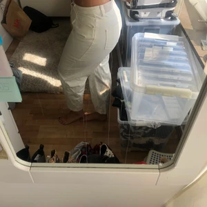 Vita raka jeans☁️ - Vita raka jeans som går att hålla ner för att få mer längd, sitter så snyggt🕯