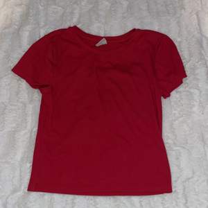 En röd croppad tröja 