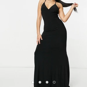 Balklänning svart - En svart jättefin balklänning med öppen rygg som jag köpte på asos. Jag tog bort lappen men den kommer inte komma till användning och har endast provats hemma. Den har en fin passform och har lite släp. Den är slutsåld på hemsidan (köpte för 370kr)! Frakt kommer kosta extra, kan mötas upp. 