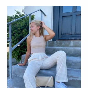 Designbysi byxor  - Säljer dessa populära somriga byxor från DesignBySi då dom inte passar i storlek. Lappen är kvar och dom är endast provade💙 Skriv privat vid intresse!💚🦋