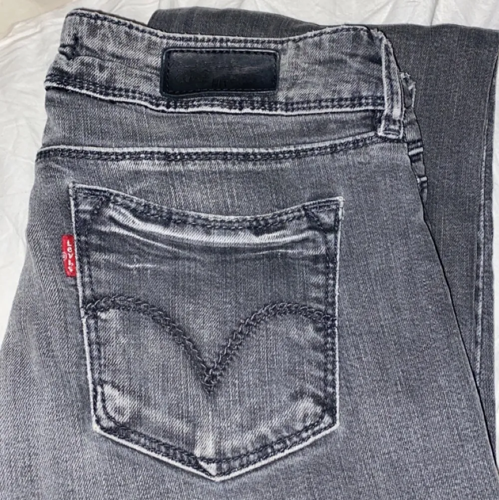 Riktigt snygga jeans från Levi’s, de säljs inte längre i butik men de är lågmidjade raka jeans, två små fläckar som säkert går bort när jag tvättar de, skriv till mig för mer information💕. Jeans & Byxor.
