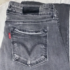 Jeans  - Riktigt snygga jeans från Levi’s, de säljs inte längre i butik men de är lågmidjade raka jeans, två små fläckar som säkert går bort när jag tvättar de, skriv till mig för mer information💕