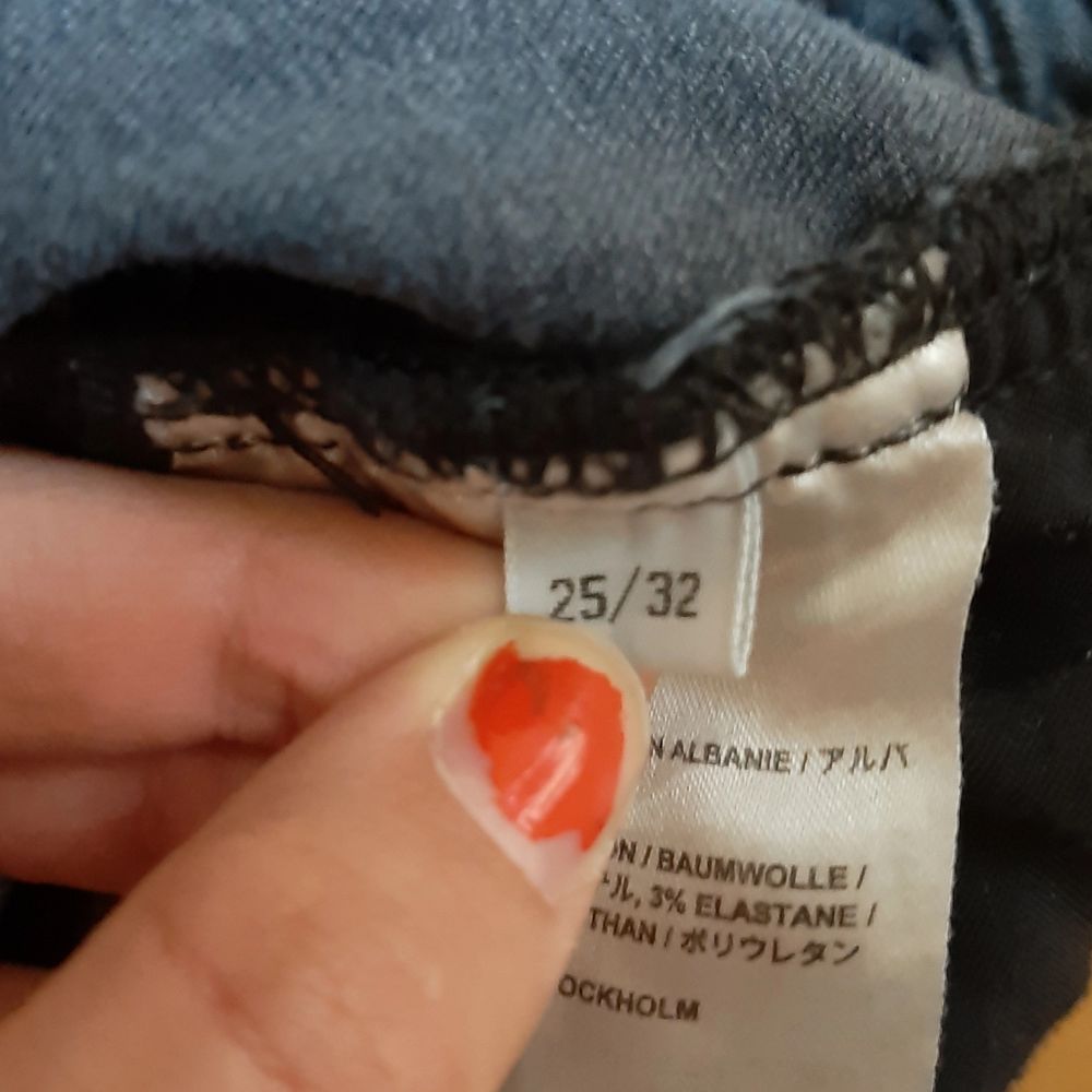 Sjukt sköna jeans från Acne Studios i stretchigt material. Slim fit / Skinny fit som följer benens form. Storlek 25/32. I väldigt bra skick förutom ett litet hål vid sidan som knappt är märkbart. (Skriv privat för bild.) Säljer då de inte riktigt är min stil och de kommer aldrig till användning. ‼ Köparen står för frakt och pris kan diskuteras ‼ - Är även öppen till byten. . Jeans & Byxor.