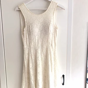 Fin sommarklänning!  - En fin sommarklänning som även passar bra som studentklänning. Använd ett fåtal gånger. Är sydd i ett stretchigt tyg, passar både större och mindre än S. 