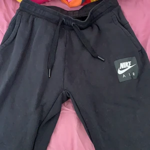 Nike byxor - Fina Nike mjukis storlek S använd fåtal gånger säljer pga att dom ej kommer till användning💕skriv privat för mer information 