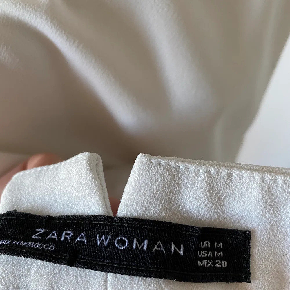 Vita kostymbyxor från Zara i storlek medium. Säljer pga blivit för små, passar mer en 36/S men funkar för en liten M. Jeans & Byxor.