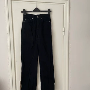 Weekday Rowe Jeans W 25 L 32 - Weekdays perfekta raka jeans som tyvärr är för stora för mig! 