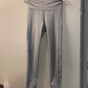 Träningstights  - Gråa högmidjade träningstights i storlek S, endast använda ca 2-3 gånger så i väldigt fint skick. 