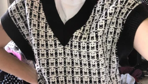 Stickad väst - Fin väst från gina tricot! Köptes för 549kr, säljer för 150kr Nyskick!! Ganska stor i storleken då den passar mig som har 36