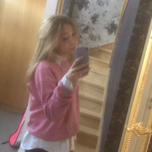 Vintage sweatshirt  - Intresse koll på min svarta jättefina sweatshirt!! Den är otroligt skön och sitter jättebra på. Passar mig som är small/medium perfekt, lite oversized. BUDA från 200🥰(har en svart likadan men som nu är hos en kompis) kan skicka bilder vid intresse 