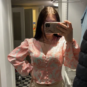 Blus från bikbok i storlek S - Blus från Bikbok i storlek S, endast använd en gång. 